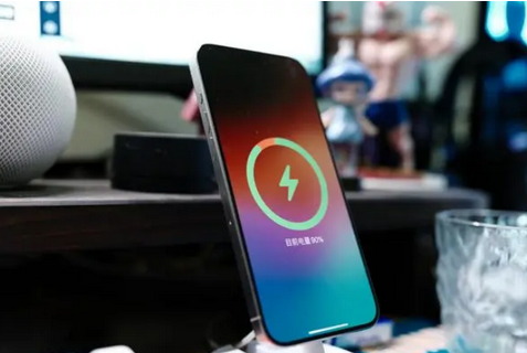 长丰苹果15换屏服务分享用什么充电器给iPhone15充电更好 
